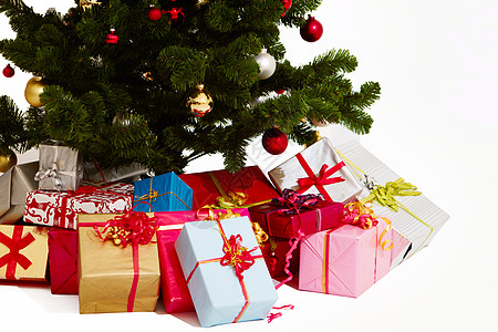 国外圣诞节圣诞礼物 - 在白的树下赠送背景
