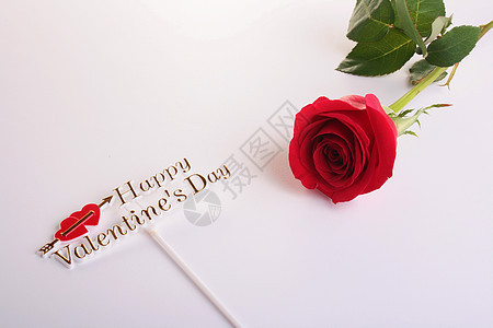 红玫瑰礼物绿色花瓣红色庆典背景图片