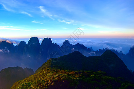 上堂山的云和烟雾松树岩石图片