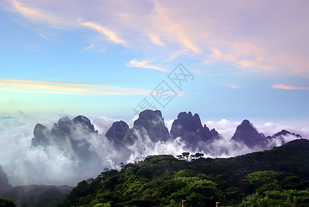 上堂山的云和烟雾松树岩石背景图片