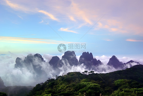 上堂山的云和烟雾松树岩石图片