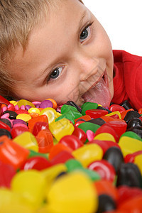 甜食男生微笑乐趣糖果桌子儿童甜点金发食物青年图片