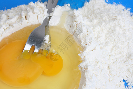鸡蛋和面粉烘烤食物气泡水煮产品蛋白蓝色刀具蛋黄图片