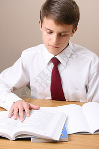 学校男生图书写作学习者儿子领带学习阅读男性青少年学生图片
