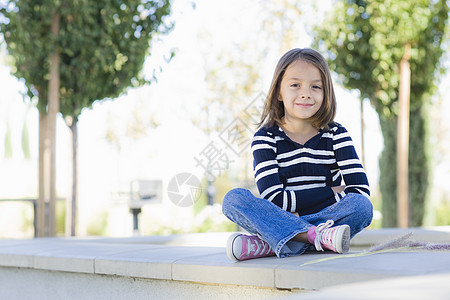 微笑的年轻女孩青年孩子们毛衣青少年少年牛仔布孩子幸福女性童年图片