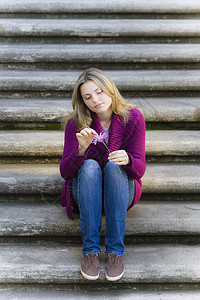 女孩坐在楼梯上反光金发女郎雏菊沉思青年青少年女性白色寂寞毛衣图片