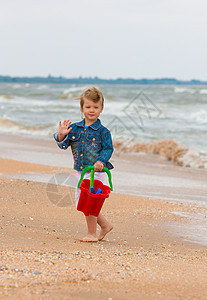 海滩上娱乐微风孩子玩具女孩季节图片