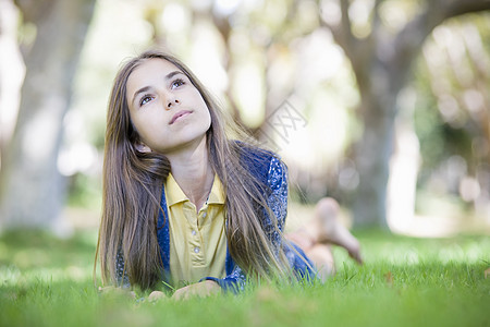 草上Tween女孩的肖像童年女性青年孤独专注享受草地孩子金发个性图片