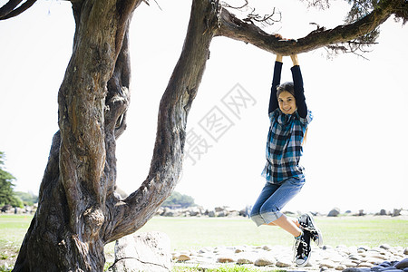 斯密利特温女孩的肖像童年海岸个性享受公园幸福岩石矫正牛仔裤孩子图片
