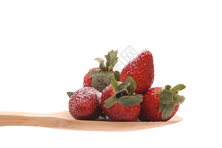 用木勺的草莓 孤立在白色背景上水果奉献炊具营养美食植物饮食厨具工作室食欲图片