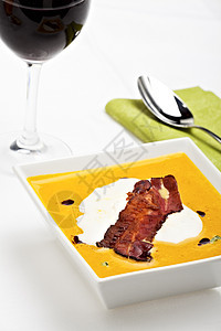 传统南瓜汤和一连串培根餐巾奶油红色玻璃橙子面包课程南瓜盘子熏肉图片
