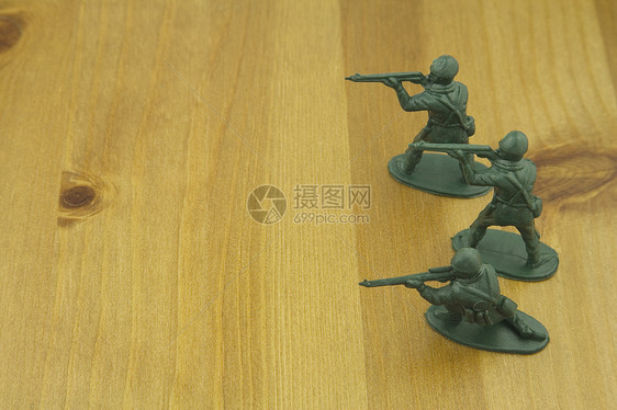 近距离拍摄的塑料玩具士兵 在木质桌子上塑胶水平塑像影棚摄影图片