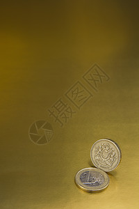 英国一英镑和一欧元硬币 在黄金背景上财政金融金子摄影货币图片
