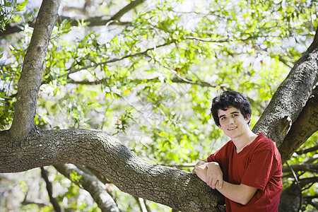 青少年男孩在森林中站立享受公园少年孩子红色幸福树木童年水平男性图片
