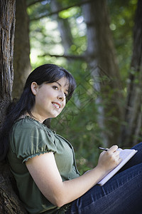 森林中的青年妇女活力享受森林日记女士公园树木牛仔布幸福女孩图片