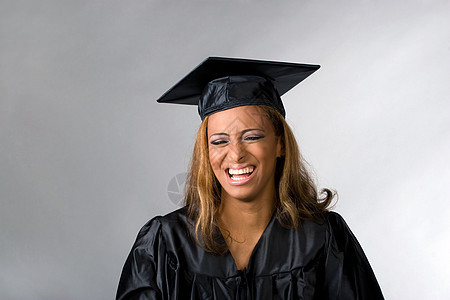 快乐的毕业生欢笑拉丁成人教育帽子学生女性女孩里程碑多样性大学图片