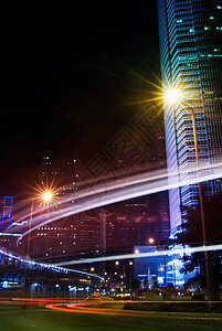 摩天大楼的夜幕 灯光和运动模糊商业辉光建筑地标运输戏剧性交通场景车辆城市图片
