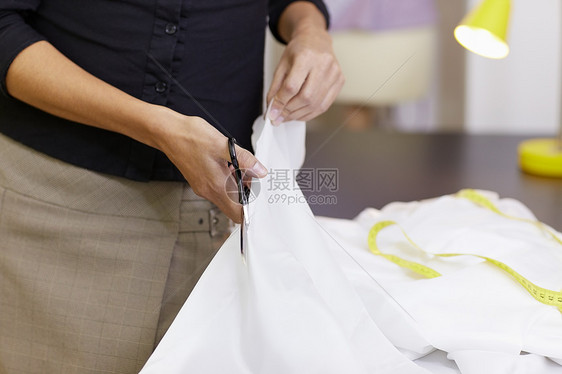 在时装设计室工作的妇女纺织品本生意裁剪职场织物新娘剪裁工人职业裙子图片