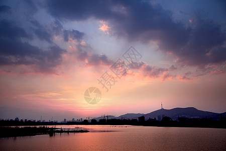 风景 湿地 湖泊彩霞远山红色背景图片