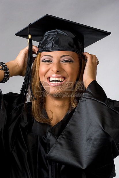 快乐的毕业生欢笑里程碑女孩大学教育帽子学校服装少数民族成人学生图片
