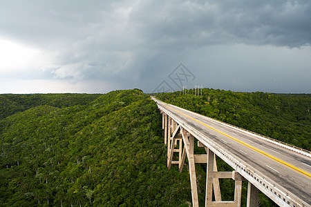 暴风雨中高架桥丘陵天空危险树木金属框架螺栓公园地标工程图片