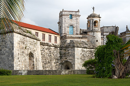 哈瓦那历史悠久社区古堡垒的旧堡垒场景草地蓝色观光旅游墙壁城市建筑学石头天花板图片