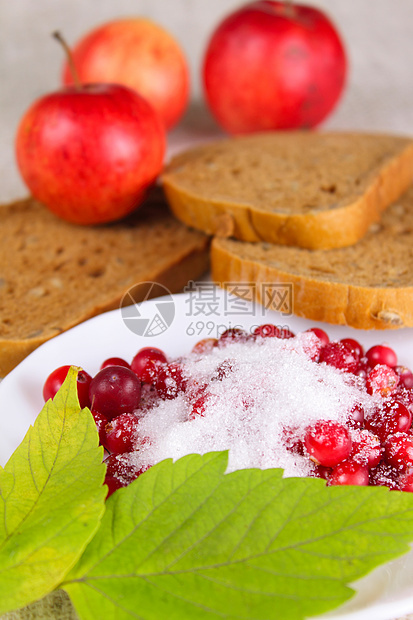 在苹果和面包上洒满糖的牛莓图片
