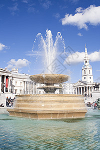 伦敦Trafalgar广场喷泉柱子纪念碑教会蓝色城市飞沫建筑雕像首都池塘图片