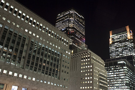 夜间在伦敦的加那利码头摩天大楼正方形办公室王国玻璃反射蓝色城市天空建筑金融图片