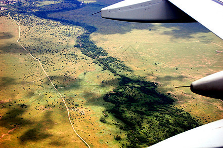 非洲草原飞机天空道路阴影相片河流植物荒野红土背景图片