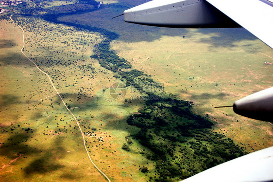 非洲草原飞机天空道路阴影相片河流植物荒野红土图片