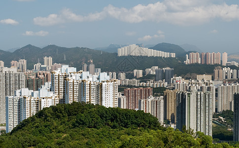 拥有绿色山丘和蓝天空的高高公寓建筑首都摩天大楼房子蓝色天空旅游住宅社区天际图片