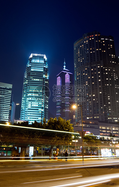 摩天大楼的夜幕 灯光和运动模糊交通汽车景观蓝色公寓城市戏剧性地标速度辉光图片