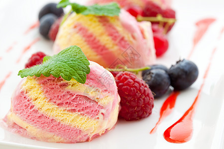三勺草莓冰淇淋加新鲜果子餐具甜点乳制品粉色水果覆盆子生物浆果红色绿色图片