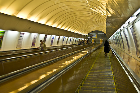 隐静玻璃旅行跑步自动扶梯运动反射时间成功建筑物车站图片