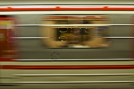 地铁运动旅行红色城市乘客仓库座位平台运输民众图片