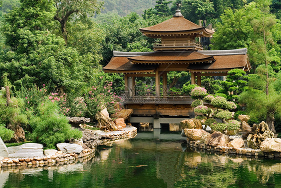 池塘附近的中华传统房屋历史性寺庙建筑学房子风景院子木头建筑文化历史图片