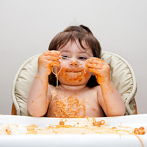欢乐快乐的滑稽杂乱饮食者女孩女性儿童乐趣面条婴儿孩子食物图片