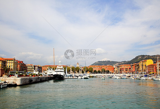 尼斯市的港湾港口红色游艇桅杆城市黄色假期晴天天空旅行图片