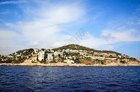 亿万富翁在尼斯海滩前线的房子桅杆黄色旅行游艇晴天港口城市假期天空图片