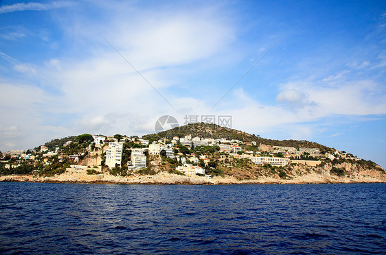 亿万富翁在尼斯海滩前线的房子桅杆黄色旅行游艇晴天港口城市假期天空图片