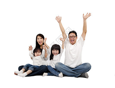 幸福的亚洲家庭孤立在白色上母亲童年父母青年孩子妈妈微笑乐趣父亲男人图片