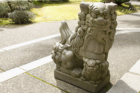 日本石像守护狮子和小熊雕塑图片