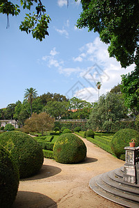 位于葡萄牙里斯本的Ajuda花园古董纪念碑车道地标天空园艺植物群阴影公园曲线图片