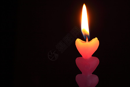 各种形状的火焰以心脏形状的蜡烛火焰情人背景