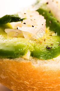 木板上含鳄梨的三明治食物碎片棕色草本植物胡椒绿色面包美食健康蔬菜图片