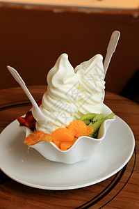 冻结约古尔特 Yoghurt食品方案旋转香草漩涡浆果奇异果冰沙果味甜点图片