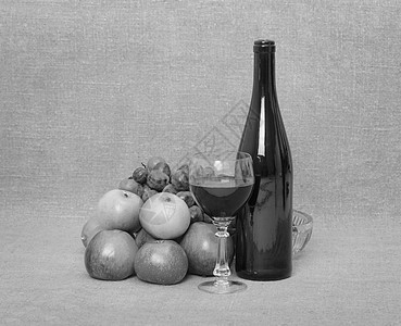 从一瓶葡萄酒和水果中生还静物玻璃解雇生活藤蔓布料黑色酒杯庆典乡村图片