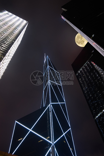 现代月亮摩天大楼的夜幕图片