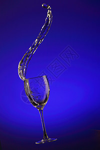 水从水玻璃中喷出宏观飞溅水滴玻璃蓝色卫生酒精气泡液体流动图片